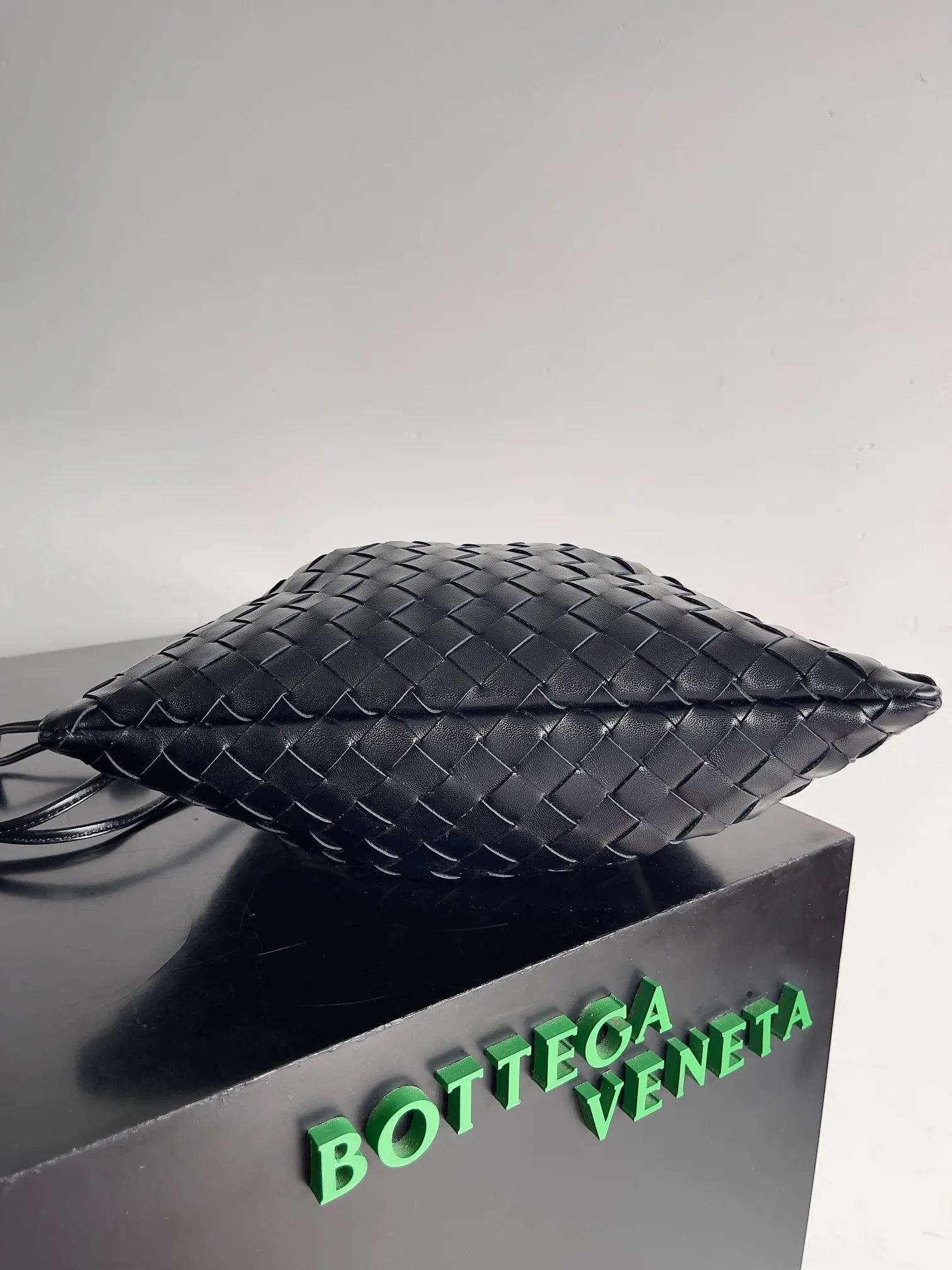 Batch 1560 Armpit bags have become a fashionable item that every girl has in their hands in recent years🛍️. The elegant and simple style has won the love of many people of different ages. However, there is an unavoidable trouble with armpit bags, that is, the capacity is too small, and BOTTEGA VENETA’s new Dustbag Considering people's travel needs, the capacity of garbage bags has been greatly upgraded. Folding umbrellas, water cups, and girls' makeup powder and lipstick can all be accommodated. It is very light and resistant to dirt. Even if you have a lot of things when traveling, it can reduce the burden to a certain extent. The shoulder straps are buckled and can be changed at will. It can be used for hand holding or as the liner of a large bag. After the drawstring is drawn, it looks like a cloud bag. It is very suitable for concave styling when traveling in summer🙋🏻‍♀️ Style number: 796728 Size: 32*23*1cm